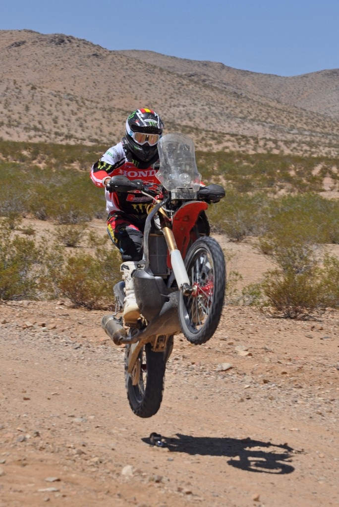 Команда HRC испытала новый раллийный мотоцикл Honda CRF450 Rally 2014