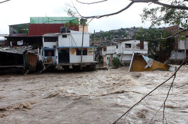 Число жертв шторма в Мексике превысило 100 человек