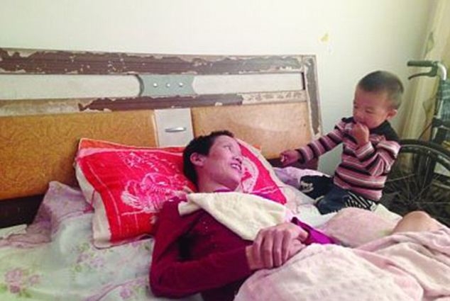 Душещипательная история о парализованной китаянке и её заботливом сыне
