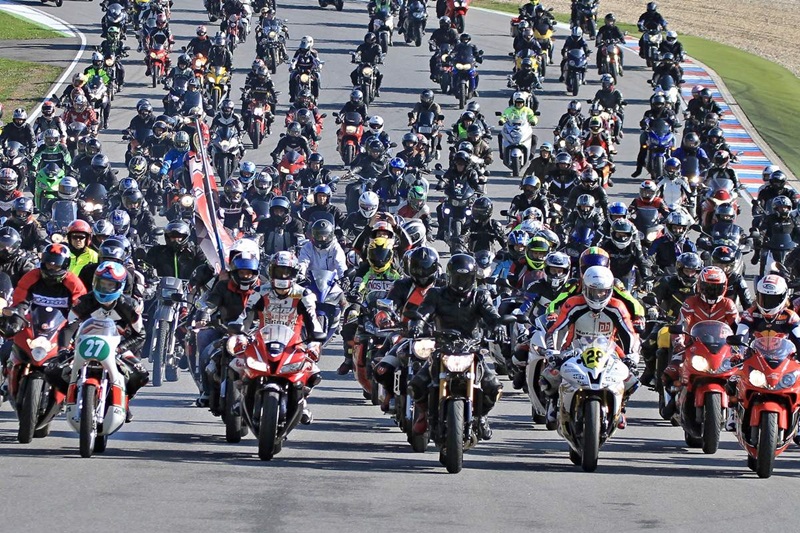 2988 мотоциклистов почтили Марко Симончелли в Брно