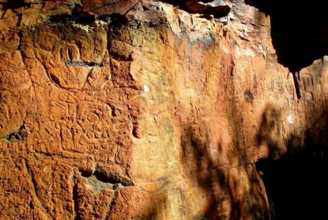 В Мексике обнаружены древние петроглифы.