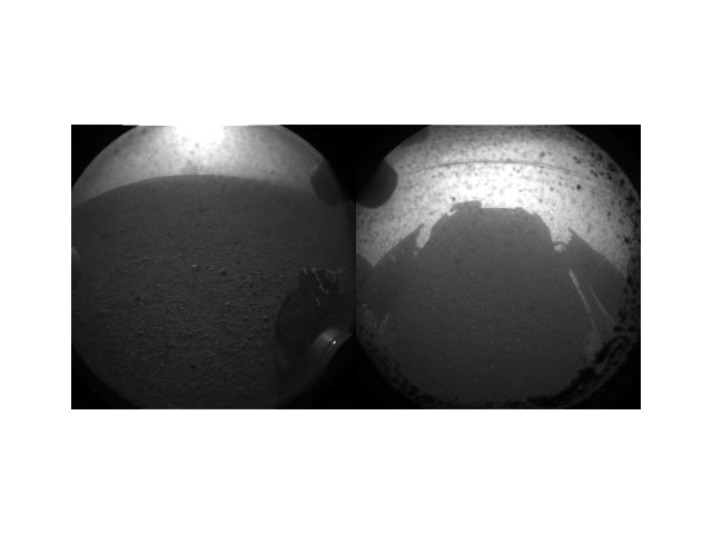 Curiosity передал первые фото с поверхности Марса.