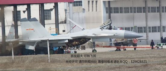 Китай официально опубликовал фотографии палубного истребителя J-15 Flying Shark