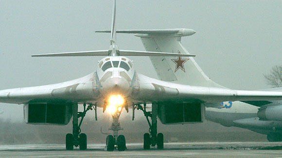 Рогозин и Макаров поспорили из-за нового бомбардировщика