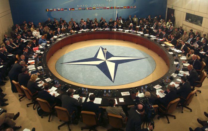 Министры НАТО обсуждают военную операцию в Ливии