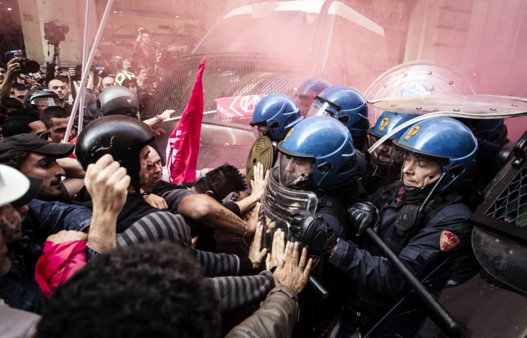 Семь полицейских получили ранения в столкновениях с манифестантами в Риме