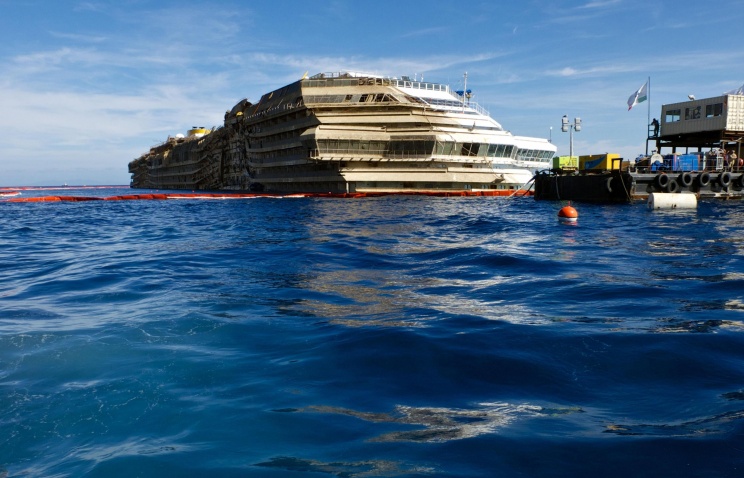 В момент крушения Costa Concordia член экипажа вынес из сейфов судна 1,3 млн евро