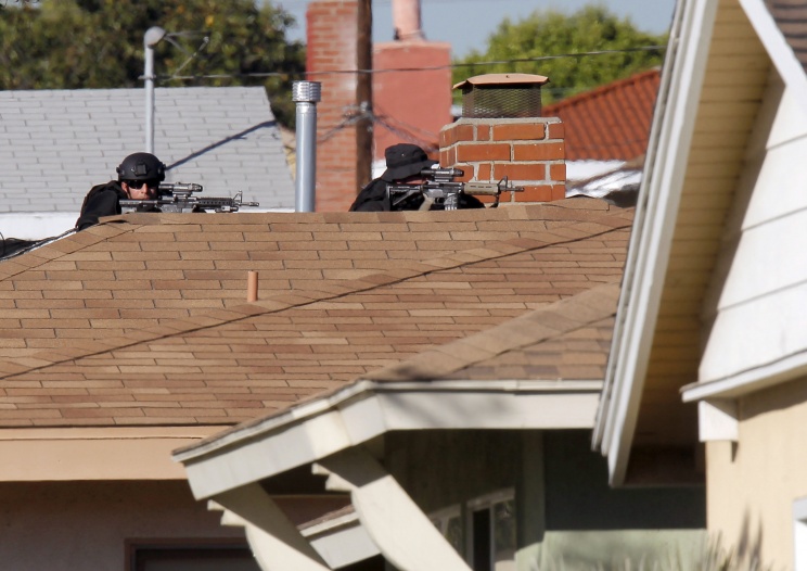 В Калифорнии преступник забаррикадировался в жилом доме с двумя заложниками
