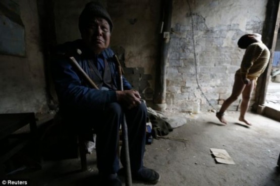 В Китае живет ребенок прикованный к цепи
