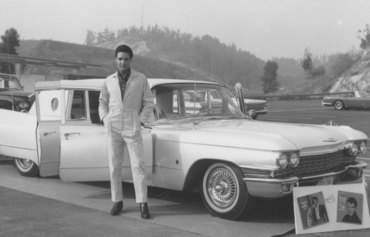 Белый лимузин и замшевые туфли Элвиса Пресли продали в США за 186 тысяч долларов
