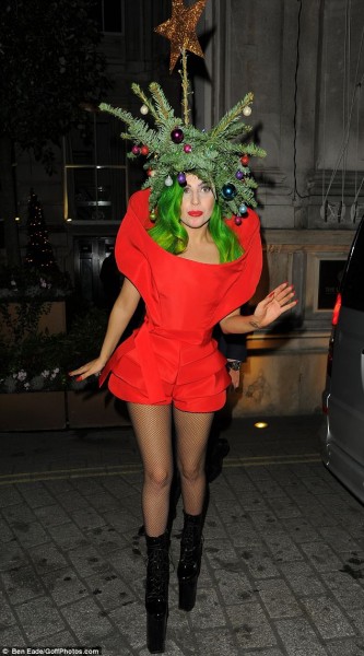 Леди Гага "стала елкой"