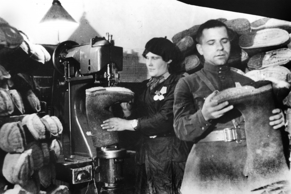 Ленинград, 10 декабря 1943: Учреждения культуры шьют одежду и выпускают "танки"