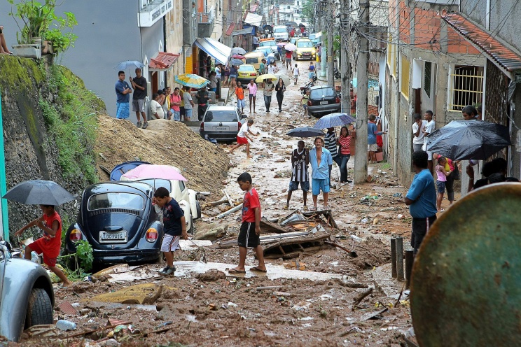 Наводнения, вызванные проливными дождями, парализовали Рио-де-Жанейро
