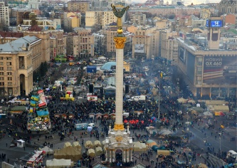 Глава МИД Литвы побывал на митинге оппозиции в Киеве и раздал его участникам варежки