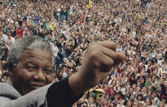 Лауреат Нобелевской премии Десмонд Туту принял решение посетить похороны Манделы