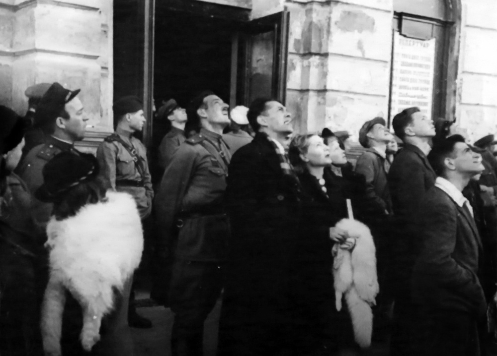 Ленинград, 15 декабря 1943: В городе выпускают пластинки и музыкальные инструменты