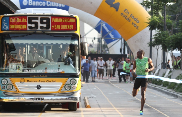 Ямайский спринтер Усейн Болт бегает быстрее автобуса