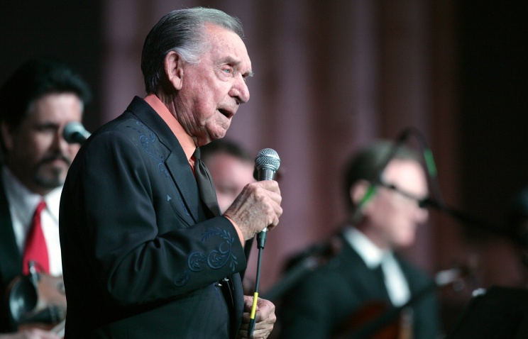 Известный кантри-певец Рэй Прайс скончался в возрасте 87 лет