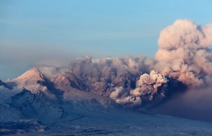 Вулкан Шивелуч на Камчатке выбросил пепел на высоту до 8 км над уровнем моря