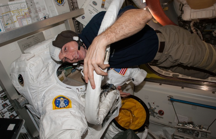 Астронавты МКС досрочно завершили выход в открытый космос