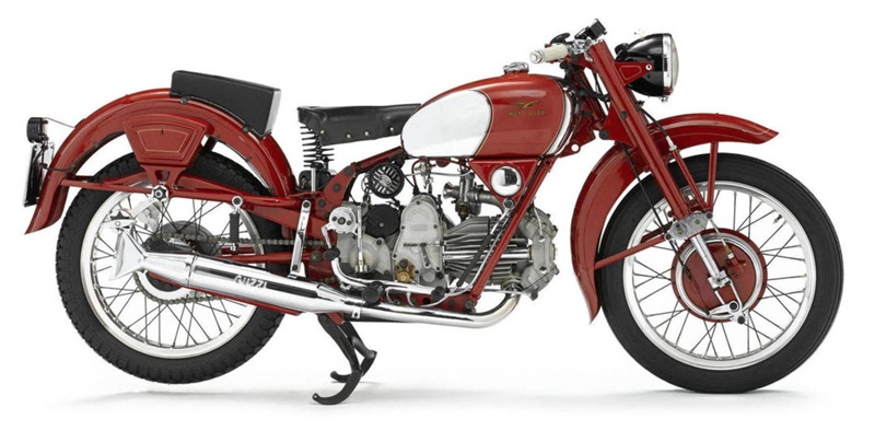Старинный мотоцикл Moto Guzzi Falcone 1950
