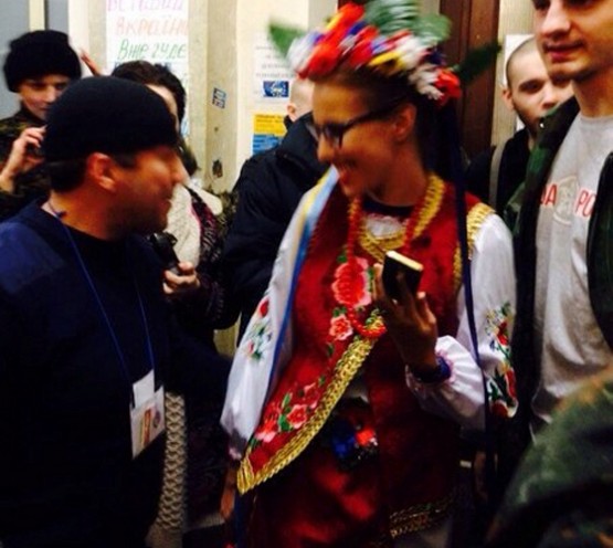 Ксения Собчак в национальном украинском костюме гуляла по Евромайдану