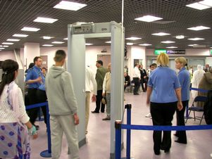 В европейских аэропортах планируют «раздевать» туристов