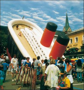В Швейцарии появился надувной Титаник в виде замка