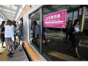 В токийском метро появились вагоны для женщин