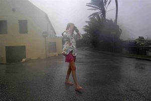Из-за урагана закрыт аэропорт Бермудских островов