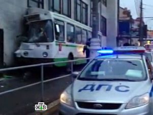 На юге Франции туристический автобус врезался в дом