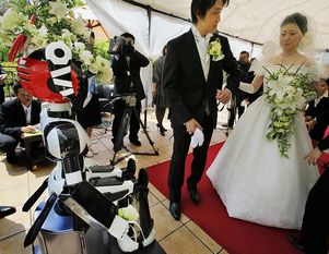 В Японии робот провел церемонию бракосочетания