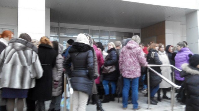 Полиция заблокировали двери с помощью пианино,чтобы не пустить жителей на публичные слушания #Троицк 