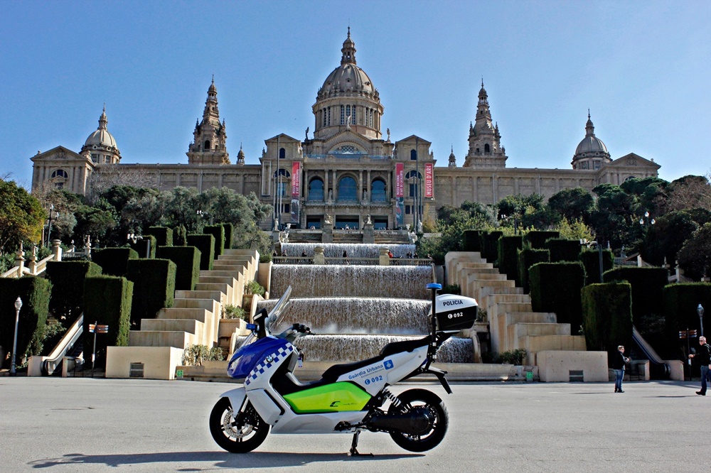 30 макси скутеров BMW C Evolution пополнили парк полиции Барселоны