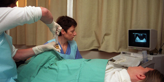 Eine amniozentese durchgeführt krankenhaus französisch-britischen Levallois-Perret.