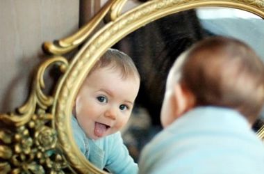 Ученые рассказали, в каком возрасте дети узнают себя в зеркале