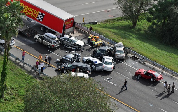 В США столкнулись 17 автомобилей, пострадали более 20 человек