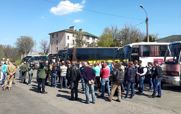 Автомайдан возле Лавры окружил автобусы с шахтерами
