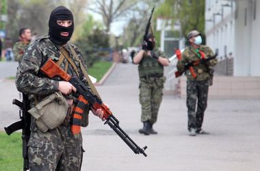 Боевики репетируют парад в Донецке и обыскивают автомобили