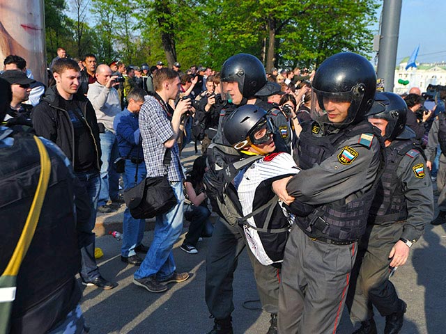 В Москве полиция задерживает участников акции в память третьей годовщины митинга на Болотной