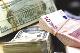 На торгах 26 октября доллар вырос, а евро - подешевел